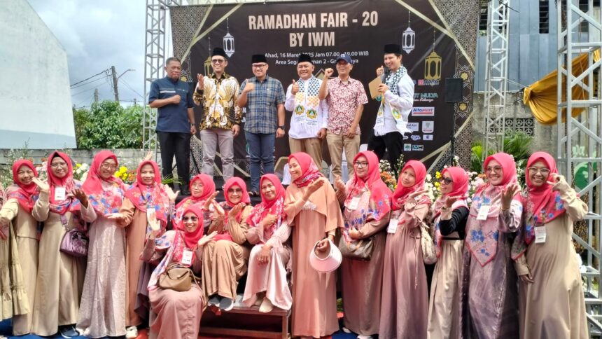 Caption: Wakil Wali Kota Tangerang Selatan, H. Pilar Saga foto bersama dengan para tamu undangan dan panitia Ramadhan Fair 20