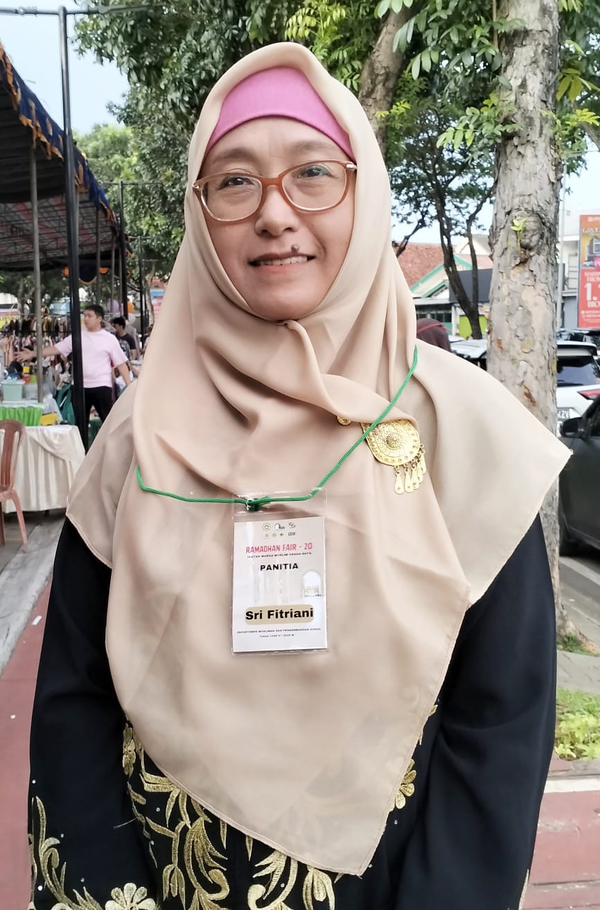 5. Caption: Ibu Sri Fitriani, Ketua Pelaksana Ramadhan Fair 20.