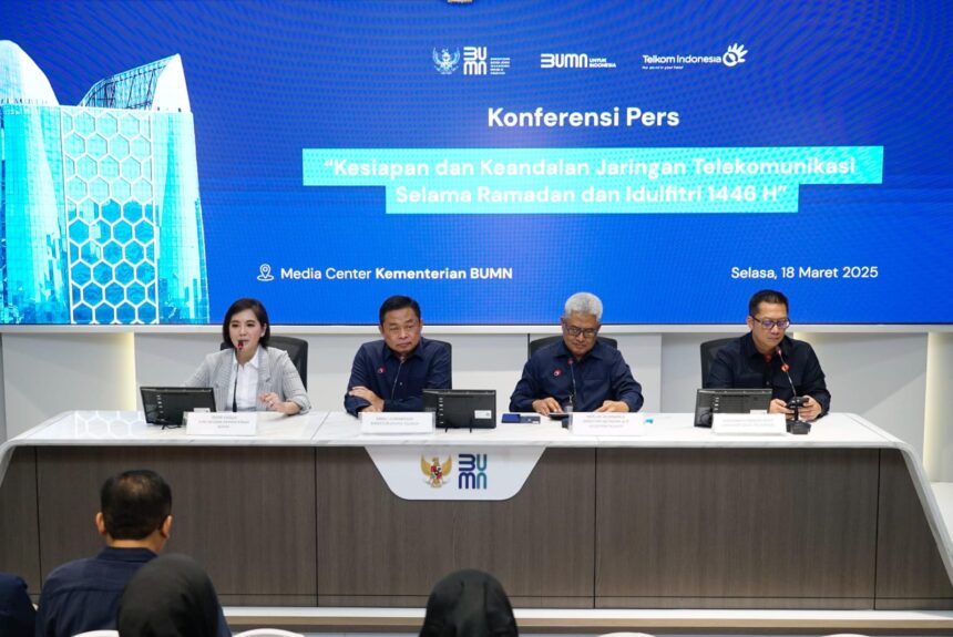 Juru Bicara Kementerian BUMN RI Putri Violla (paling kiri), Direktur Utama Telkom Ririek Adriansyah (kedua dari kiri), Direktur Network and IT Solution Telkom Herlan Wijanarko (kedua dari kanan), dan Direktur Sales Telkomsel Adiwinahyu Basuki Sigit (paling kanan) saat Konferensi Pers Kesiapan TelkomGroup dalam rangka Ramadan dan Idulfitri (RAFI) 2025/1446H di Kementerian BUMN RI, pada Selasa (18/3/2025). Foto: Telkom Indonesia