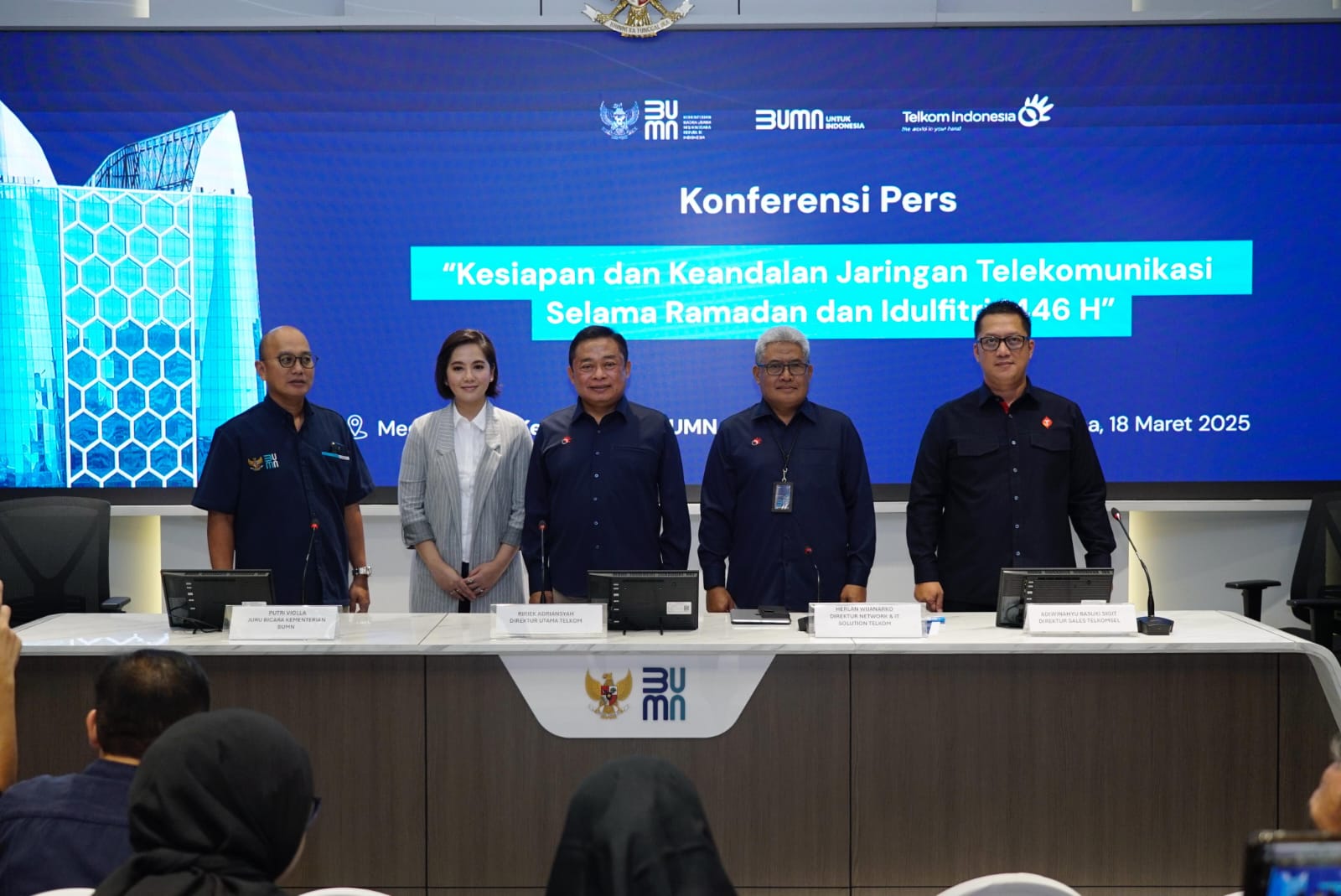 Juru Bicara Kementerian BUMN RI Putri Violla (kedua dari kiri), Direktur Utama Telkom Ririek Adriansyah (tengah), Direktur Network and IT Solution Telkom Herlan Wijanarko (kedua dari kanan), dan Direktur Sales Telkomsel Adiwinahyu Basuki Sigit (paling kanan) saat Konferensi Pers Kesiapan TelkomGroup dalam rangka Ramadan dan Idulfitri (RAFI) 2025/1446H di Kementerian BUMN RI, pada Selasa (18/3/2025). Foto: Telkom Indonesia