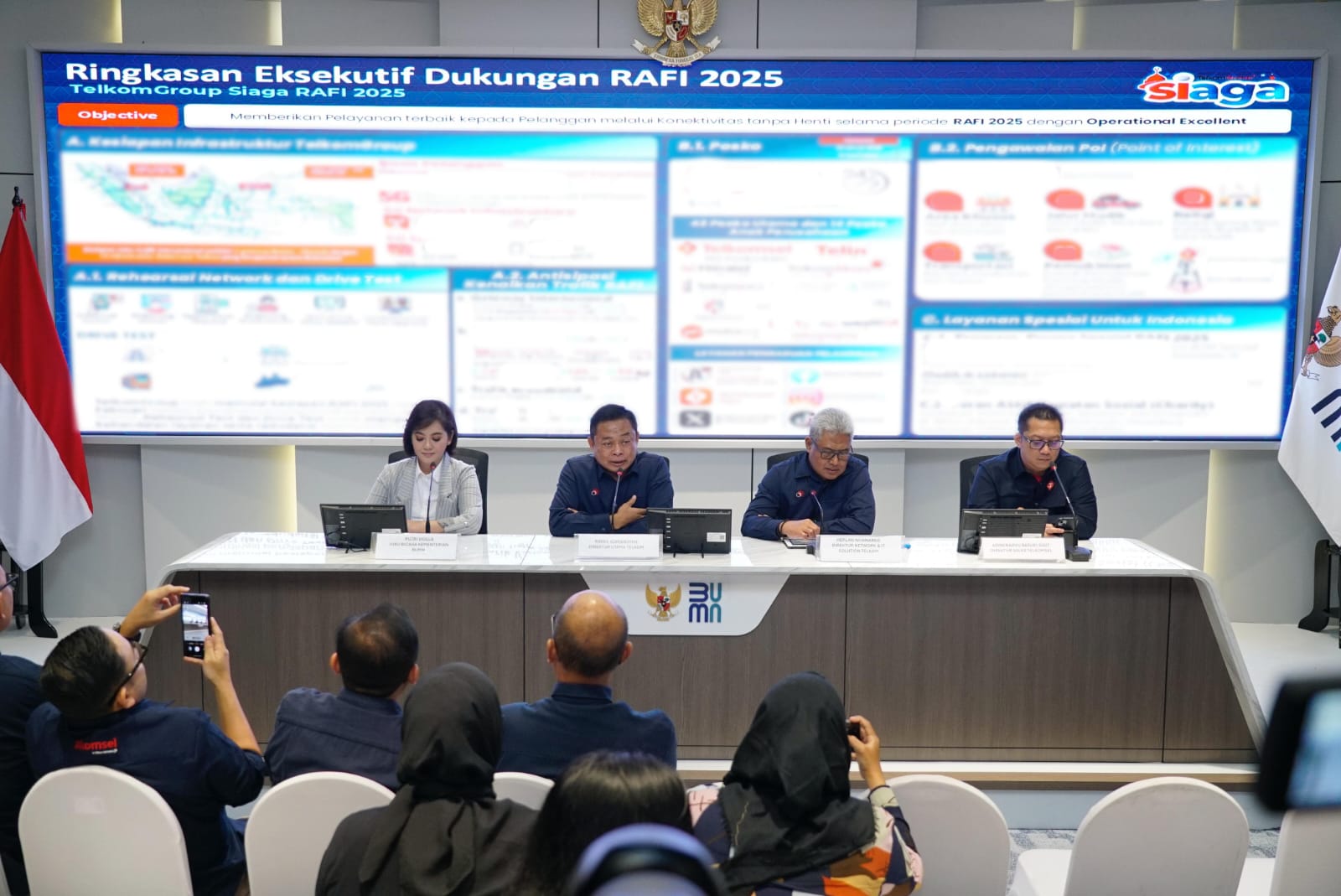 Juru Bicara Kementerian BUMN RI Putri Violla (paling kiri), Direktur Utama Telkom Ririek Adriansyah (kedua dari kiri), Direktur Network and IT Solution Telkom Herlan Wijanarko (kedua dari kanan), dan Direktur Sales Telkomsel Adiwinahyu Basuki Sigit (paling kanan) saat Konferensi Pers Kesiapan TelkomGroup dalam rangka Ramadan dan Idulfitri (RAFI) 2025/1446H di Kementerian BUMN RI, pada Selasa (18/3/2025). Foto: Telkom Indonesia