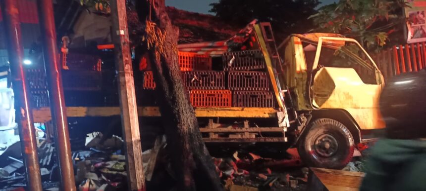 Sejumlah petugas Damkar berupaya mengevakuasi sopir truk bermuatan ayam mengalami kecelakaan menabrak rumah di Jalan Pondok Kopi Ujung, Kelurahan Pondok Kopi, Kecamatan Duren Sawit, Jakarta Timur, pada Selasa (18/3/2025) dini hari. Foto: Ist