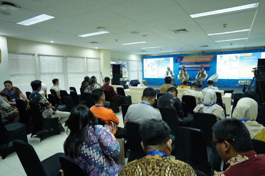 Sidang Komisi Darurat Bencana dibuka oleh Deputi Bidang Penanganan Darurat BNPB, Lukmansyah, pada gelaran Rapat Koordinasi Nasional Penanggulangan Bencana, dengan peserta seluruh BPBD Se-Indonesia di Gedung INA-DRTG, Sentul, Kabupaten Bogor, Jawa Barat, pada Selasa (18/3/2025). Foto: Ist