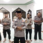 Kapolsek Pancoran, Kompol Mansur didampingi Waka Polsek Pancoran, AKP Gatot diikuti para anggota Polsek dan Ustaz Heri Wahyudi bertindak sebagai imam melaksanakan salat ghaib untuk ketiga almarhum anggota Polsek Negara Batin, Polres Way Kanan, Polda Lampung di Musala At-Thoyyibah di Jalan Hj. Tutty Alawiyah, RT 12/RW 09, Kalibata, Jakarta Selatan, Selasa (18/3/2025). Foto: Ist