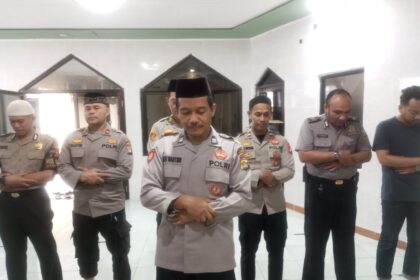 Kapolsek Pancoran, Kompol Mansur didampingi Waka Polsek Pancoran, AKP Gatot diikuti para anggota Polsek dan Ustaz Heri Wahyudi bertindak sebagai imam melaksanakan salat ghaib untuk ketiga almarhum anggota Polsek Negara Batin, Polres Way Kanan, Polda Lampung di Musala At-Thoyyibah di Jalan Hj. Tutty Alawiyah, RT 12/RW 09, Kalibata, Jakarta Selatan, Selasa (18/3/2025). Foto: Ist