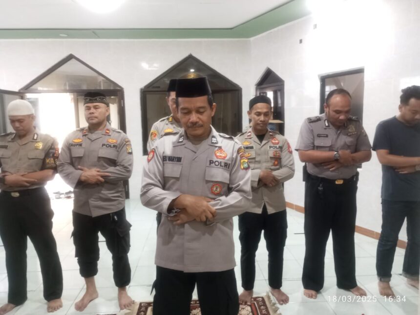 Kapolsek Pancoran, Kompol Mansur didampingi Waka Polsek Pancoran, AKP Gatot diikuti para anggota Polsek dan Ustaz Heri Wahyudi bertindak sebagai imam melaksanakan salat ghaib untuk ketiga almarhum anggota Polsek Negara Batin, Polres Way Kanan, Polda Lampung di Musala At-Thoyyibah di Jalan Hj. Tutty Alawiyah, RT 12/RW 09, Kalibata, Jakarta Selatan, Selasa (18/3/2025). Foto: Ist