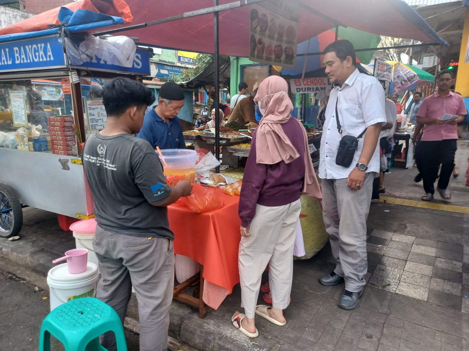 Kepala Pasar Rawamangun, Alvi Rahim saat keliling area pasar mengecek kuliner takjil untuk berbuka puasa Ramadan dijajakan para pedagang di Pasar Rawamangun, Pulogadung, Jakarta Timur, pada Rabu (19/3/2025) sore. Foto: Joesvicar Iqbal/ipol.id