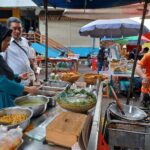 Kepala Pasar Rawamangun, Alvi Rahim saat keliling area pasar mengecek kuliner takjil untuk berbuka puasa Ramadan dijajakan para pedagang di Pasar Rawamangun, Pulogadung, Jakarta Timur, pada Rabu (19/3/2025) sore. Foto: Joesvicar Iqbal/ipol.id