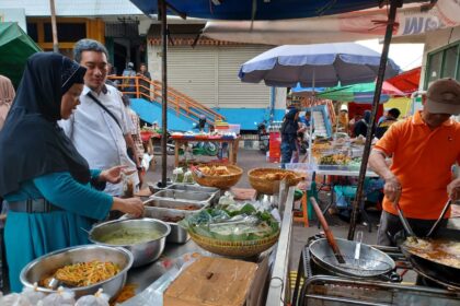 Kepala Pasar Rawamangun, Alvi Rahim saat keliling area pasar mengecek kuliner takjil untuk berbuka puasa Ramadan dijajakan para pedagang di Pasar Rawamangun, Pulogadung, Jakarta Timur, pada Rabu (19/3/2025) sore. Foto: Joesvicar Iqbal/ipol.id