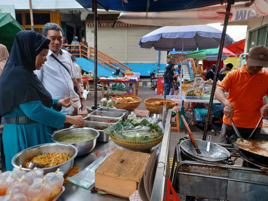 Kepala Pasar Rawamangun, Alvi Rahim saat keliling area pasar mengecek kuliner takjil untuk berbuka puasa Ramadan dijajakan para pedagang di Pasar Rawamangun, Pulogadung, Jakarta Timur, pada Rabu (19/3/2025) sore. Foto: Joesvicar Iqbal/ipol.id