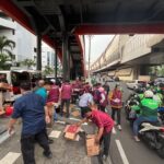 Pengurus Ikatan Advokat Indonesia (Ikadin) Jakarta Selatan, saat membagikan 1.000 nasi kotak kepada para pengendara di Jalan HR Rasuna Said, Setiabudi, pada Rabu (19/3/2025) sore. Foto: Ist