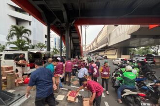 Pengurus Ikatan Advokat Indonesia (Ikadin) Jakarta Selatan, saat membagikan 1.000 nasi kotak kepada para pengendara di Jalan HR Rasuna Said, Setiabudi, pada Rabu (19/3/2025) sore. Foto: Ist