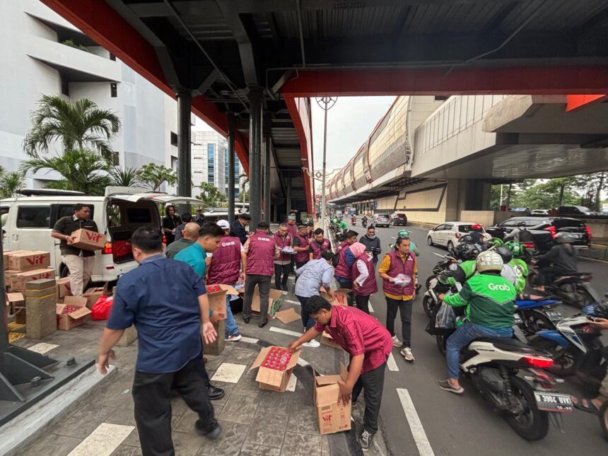 Pengurus Ikatan Advokat Indonesia (Ikadin) Jakarta Selatan, saat membagikan 1.000 nasi kotak kepada para pengendara di Jalan HR Rasuna Said, Setiabudi, pada Rabu (19/3/2025) sore. Foto: Ist