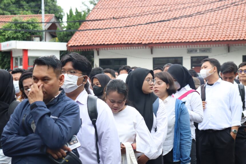 Ribuan peserta saat mengantri mengikuti seleksi pelatihan kerja tahap dua di Pusat Pelatihan Kerja Daerah (PPKD) Kota Jakarta Timur, pada Rabu (19/3/2025). Foto: Ist