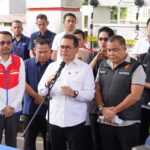 Menteri Perdagangan Budi Santoso (kedua dari kiri), bersama Direktur Tipidter Bareskrim Polri Brigjen Polisi Nunung Syaifuddin (kedua dari kanan) dan Pelaksana Tugas (PLT) Direktur Utama Pertamina Patra Niaga Mars Ega Legowo Putra (kiri), mendatangi langsung salah satu Stasiun Pengisian Bahan Bakar Umum (SPBU) 34.167.12 di Sentul, Jawa Barat. Foto: Dok/Kemendag