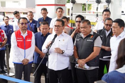 Menteri Perdagangan Budi Santoso (kedua dari kiri), bersama Direktur Tipidter Bareskrim Polri Brigjen Polisi Nunung Syaifuddin (kedua dari kanan) dan Pelaksana Tugas (PLT) Direktur Utama Pertamina Patra Niaga Mars Ega Legowo Putra (kiri), mendatangi langsung salah satu Stasiun Pengisian Bahan Bakar Umum (SPBU) 34.167.12 di Sentul, Jawa Barat. Foto: Dok/Kemendag