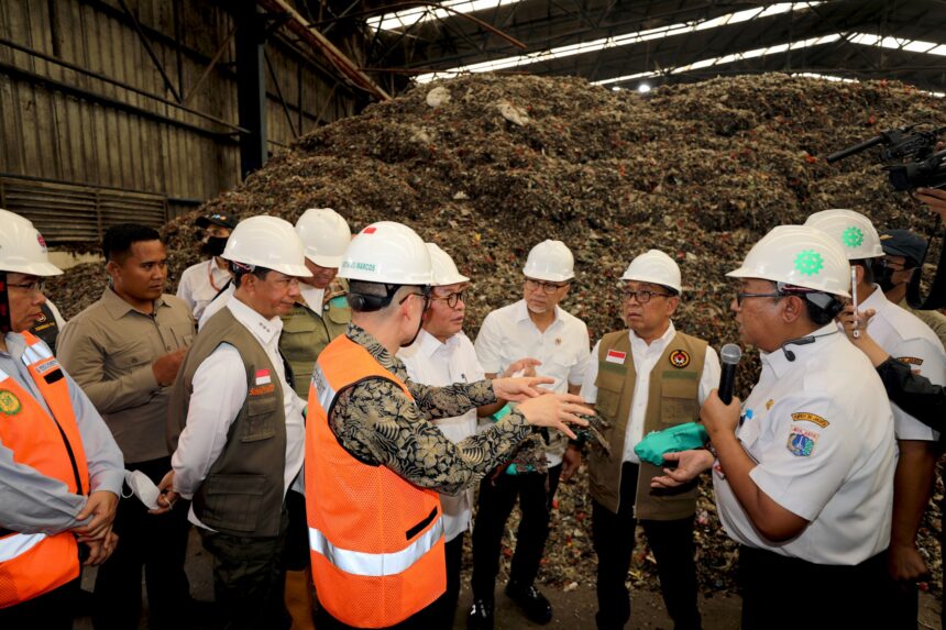 Kepala Badan Nasional Penanggulangan Bencana (BNPB), Suharyanto, dampingi Menko PMK, Pratikno, Menko Bidang Pangan, Zulkifli Hasan, Menteri LH, Hanif Faisal Nurofiq dan Gubernur Daerah Khusus Jakarta, Pramono Anung meninjau pengolahan sampah melalui teknologi Refuse Derived Fuel (RDF) di Bantargebang, Kota Bekasi, Jawa Barat, pada Rabu (19/3/2025). Foto: Ist