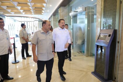 Jaksa Agung ST Burhanuddin saat menerima kunjungan Kepala Badan Gizi Nasional Dadan Hindayana di Kejaksaan Agung, Kebayoran Baru, Jakarta Selatan, Kamis (20/3/2025). Foto: Yudha Krastawan/ipol.id