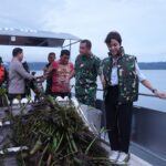 Kepala Staf Angkatan Darat (Kasad) Jenderal TNI Maruli Simanjuntak, saat meninjau langsung kegiatan pembersihan Danau Tondano di Kabupaten Minahasa, Sulawesi Utara. Foto: Dispenad