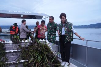 Kepala Staf Angkatan Darat (Kasad) Jenderal TNI Maruli Simanjuntak, saat meninjau langsung kegiatan pembersihan Danau Tondano di Kabupaten Minahasa, Sulawesi Utara. Foto: Dispenad