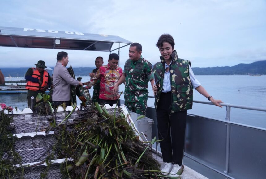 Kepala Staf Angkatan Darat (Kasad) Jenderal TNI Maruli Simanjuntak, saat meninjau langsung kegiatan pembersihan Danau Tondano di Kabupaten Minahasa, Sulawesi Utara. Foto: Dispenad