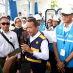 Menteri ESDM, Bahlil Lahadalia (tengah) didampingi Direktur Utama PLN, Darmawan Prasodjo (kanan) dan Tenaga Ahli Menteri ESDM Bidang Percepatan Infrastruktur Ketenagalistrikan, Rizal Calvary (kiri) menjelaskan bahwa fasilitas SPKLU di Jawa Tengah dan DIY dalam kondisi aman, dengan begitu pemudik yang melakukan mobilisasi dengan EV tidak perlu khawatir saat sesi doorstop dengan media. Foto: Dok PLN