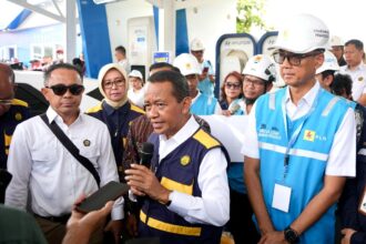 Menteri ESDM, Bahlil Lahadalia (tengah) didampingi Direktur Utama PLN, Darmawan Prasodjo (kanan) dan Tenaga Ahli Menteri ESDM Bidang Percepatan Infrastruktur Ketenagalistrikan, Rizal Calvary (kiri) menjelaskan bahwa fasilitas SPKLU di Jawa Tengah dan DIY dalam kondisi aman, dengan begitu pemudik yang melakukan mobilisasi dengan EV tidak perlu khawatir saat sesi doorstop dengan media. Foto: Dok PLN