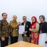 (Kiri ke Kanan) Kepala IT RS Tasik Medika Citratama Ali Ramdani, Direktur RS Tasik Medika Citratama Dr. M. Ihsan Ramdani, General Manager Witel Priangan Timur Nugroho Setio Budi, dan Executive Account Manager Telkom DWS Erna Wiyati dalam acara Penandatanganan perjanjian kerja sama penyediaan layanan Sub Rack di neuCentrIX Cirebon, beberapa waktu yang lalu. Foto: Telkom Indonesia