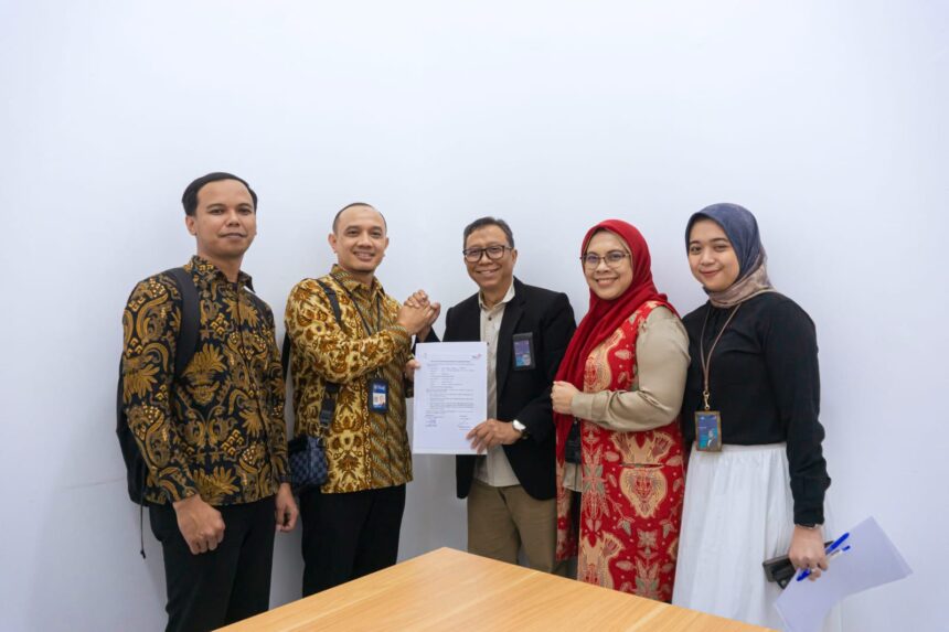 (Kiri ke Kanan) Kepala IT RS Tasik Medika Citratama Ali Ramdani, Direktur RS Tasik Medika Citratama Dr. M. Ihsan Ramdani, General Manager Witel Priangan Timur Nugroho Setio Budi, dan Executive Account Manager Telkom DWS Erna Wiyati dalam acara Penandatanganan perjanjian kerja sama penyediaan layanan Sub Rack di neuCentrIX Cirebon, beberapa waktu yang lalu. Foto: Telkom Indonesia