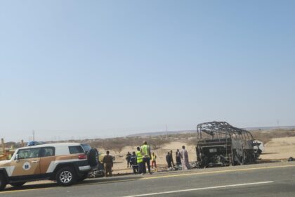 Kondisi bus yang membawa sejumlah jemaah umrah Warga Negara Indonesia (WNI) hangus terbakar di Wadi Qudaid, Arab Saudi, pada Jumat (21/3/2025) siang. Foto: KJRI Jeddah