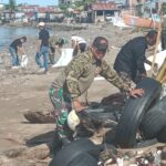 Personel Koramil 1402-01/Polewali bersama masyarakat dan pemuda setempat menggelar aksi bersih-bersih pantai di Lingkungan Ujung, Kelurahan Polewali, Kecamatan Polewali, Kabupaten Polewali Mandar, Sulawesi Barat. Foto: Koramil 1402-01/Polewali