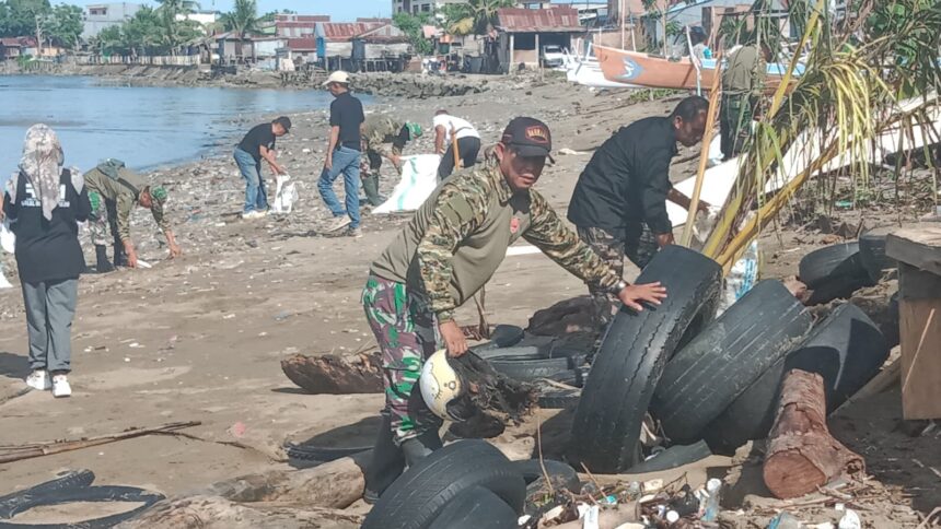 Personel Koramil 1402-01/Polewali bersama masyarakat dan pemuda setempat menggelar aksi bersih-bersih pantai di Lingkungan Ujung, Kelurahan Polewali, Kecamatan Polewali, Kabupaten Polewali Mandar, Sulawesi Barat. Foto: Koramil 1402-01/Polewali