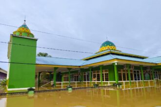 Kondisi banjir merendam sejumlah rumah warga dan tempat ibadah di Kabupaten Kapuas Hulu, Provinsi Kalimantan Barat, pada Sabtu (22/3/2025). Foto: BPBD Kab Kapuas Hulu