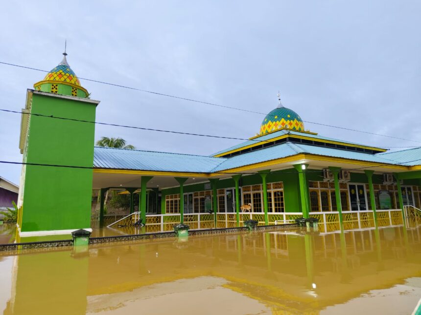 Kondisi banjir merendam sejumlah rumah warga dan tempat ibadah di Kabupaten Kapuas Hulu, Provinsi Kalimantan Barat, pada Sabtu (22/3/2025). Foto: BPBD Kab Kapuas Hulu