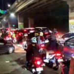 Suasana arus lalu lintas sejumlah pemudik kendaraan roda dua dengan barang bawaan mulai melintasi memadati Jalan Raya Kalimalang, Duren Sawit, Jakarta Timur, pada Sabtu (22/3/2025) malam. Foto: Ist