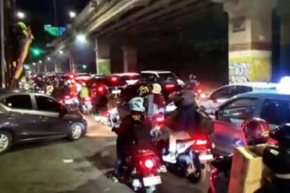 Suasana arus lalu lintas sejumlah pemudik kendaraan roda dua dengan barang bawaan mulai melintasi memadati Jalan Raya Kalimalang, Duren Sawit, Jakarta Timur, pada Sabtu (22/3/2025) malam. Foto: Ist