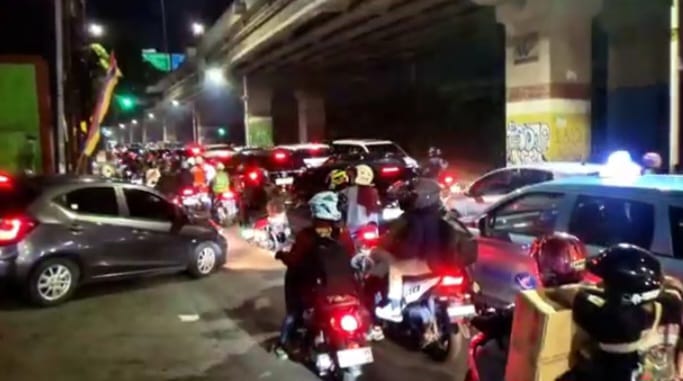 Suasana arus lalu lintas sejumlah pemudik kendaraan roda dua dengan barang bawaan mulai melintasi memadati Jalan Raya Kalimalang, Duren Sawit, Jakarta Timur, pada Sabtu (22/3/2025) malam. Foto: Ist