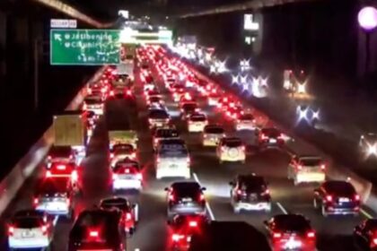 Kondisi arus lalu lintas di ruas Tol Jakarta-Cikampek, Makasar, Jakarta Timur, pada Sabtu (22/3/2025) malam, mulai dipadati mobil pribadi, bus Antar Kota Antar Provinsi (AKAP) maupun minibus travel yang membawa serta pemudik. Foto: Ist
