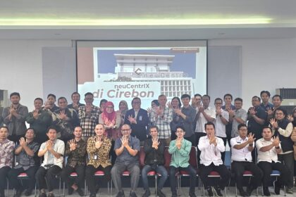 General Manager Witel Priangan Timur Nugroho Setio Budi dan Executive Account Manager Telkom DWS Erna Wiyati berfoto bersama perwakilan ISP serta peserta acara dari sektor Kesehatan, Pendidikan, Keuangan, Manufaktur, Logistik, dan Pemerintahan di Kantor Telkom Witel Priangan Timur, beberapa waktu yang lalu. Foto: Telkom Indonesia