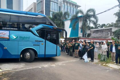 Direktur Utama Halal Network International (Dirut HNI), Agung Yulianto dan para pimpinan HNI saat melepas keberangkatan para peserta dalam kegiatan HNI Mudik Aja Dulu 2025 di Plaza HNI di Jalan Kelapa Sawit Raya, Duren Sawit, Jakarta Timur, Rabu (26/3/2025). Foto: Joesvicar Iqbal/ipol.id