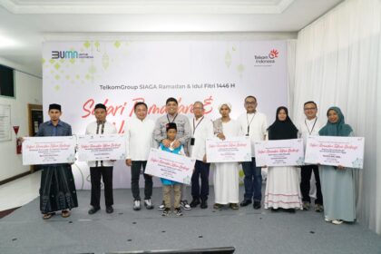 (Tengah) Direktur Utama Telkom Ririek Adriansyah, Direktur Human Capital Management Telkom Afriwandi, dan Direktur Keuangan dan Manajemen Risiko Telkom Heri Supriadi didampingi EVP Telkom Regional I Dwi Pratomo Juniarto saat melaksanakan kegiatan Safari Ramadan yang merupakan rangkaian program TelkomGroup Siaga RAFI (Ramadan dan Idulfitri) 2025 ke wilayah Telkom Regional I, Aceh, beberapa waktu yang lalu. Foto: Telkom Indonesia