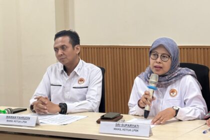 Wakil Ketua Lembaga Perlindungan Saksi dan Korban (LPSK), Sri Suparyati (kanan) dan Wawan Fahrudin (kiri) dalam konferensi pers LPSK menerima permohonan perlindungan reporter Tempo mengalami teror beberapa hari terakhir, pada Kamis (27/3/2025). Foto: Ist
