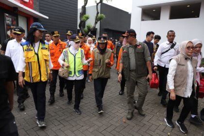 Kepala BNPB Suharyanto (kemeja dan rompi hijau) saat berada di Pelabuhan Merak, Banten, dalam melakukan rapat koordinasi dan tinjauan mudik pada Rabu (26/3/2025) sore. Foto: Ist