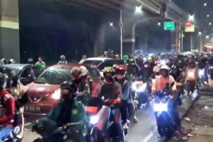 Kondisi arus lalu lintas di ruas jalur mudik Jalan Raya Kalimalang, Duren Sawit, pada Kamis (27/3/2025) malam, tengah mengalami kepadatan. Polisi Satlantas Wilayah Jakarta Timur, melakukan penjagaan pengaturan arus mudik. Foto: Ist