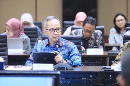 Gubernur Bank Indonesia, Perry Warjiyo, dan Ketua Dewan Komisioner Otoritas Jasa Keuangan, Mahendra Siregar, dalam rapat koordinasi antara Bank Indonesia (BI) dan Otoritas Jasa Keuangan (OJK) pada 24 Maret 2025