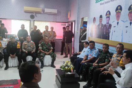 Jajaran Deputi Bidang Koordinasi Keamanan dan Ketertiban Masyarakat (Kamtibmas) Kementerian Koordinator Bidang Politik dan Keamanan saat melanjutkan pemantauan situasi kondisi keamanan di daerah Jawa Timur. Foto: Dok Kemenko Polkam
