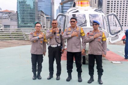 Pantau arus mudik lebaran 2025, Wakapolda Metro Jaya Brigjen Djati Wiyoto Abadhy (kedua dari kanan) melakukan patroli udara. Foto: Bid Humas PMJ