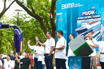 Seremoni pelepasan para pemudik oleh jajaran Direksi Bank Mandiri serta perwakilan pemerintah dalam Program Mudik Gratis 2025 dengan tema “Mudik Aman Sampai Tujuan” yang berlangsung pada Jumat (28/3/2025) di area Parkir Timur Stadion GBK, Jakarta. Foto: Dok Bank Mandiri