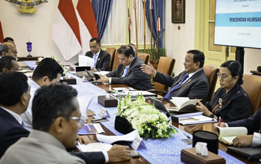 Presiden Prabowo Subianto memimpin rapat terbatas terkait Percepatan Hilirisasi di Istana Merdeka, Jakarta, pada Senin (10/3/2025). Foto: BPMI Setpres