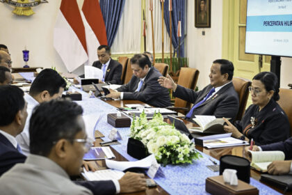 Presiden Prabowo Subianto memimpin rapat terbatas terkait Percepatan Hilirisasi di Istana Merdeka, Jakarta, pada Senin malam, (10/03/2025) Foto: BPMI Setpres